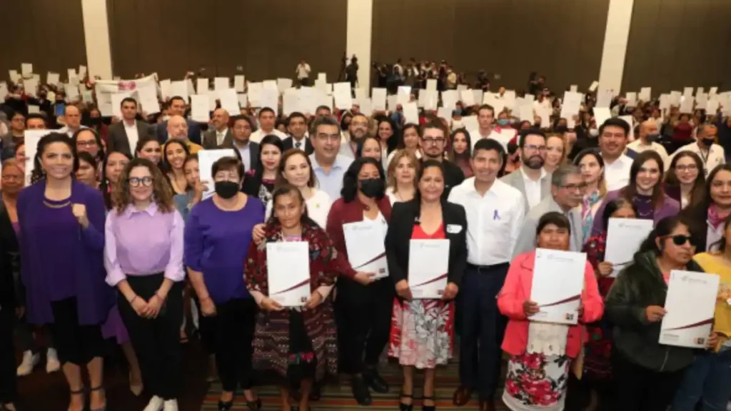 Gobierno estatal y municipal de Puebla entregan a mujeres 610 escrituras