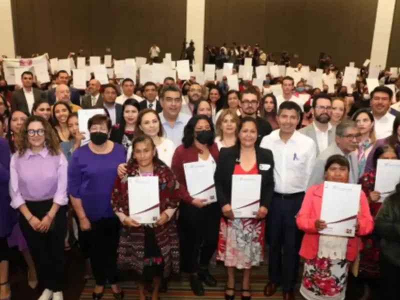 Gobierno estatal y municipal de Puebla entregan a mujeres 610 escrituras