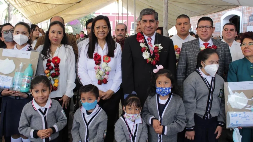 Gobierno de Puebla y el Ayuntamiento de Atlixco entregan material de higiene a escuelas de la región.