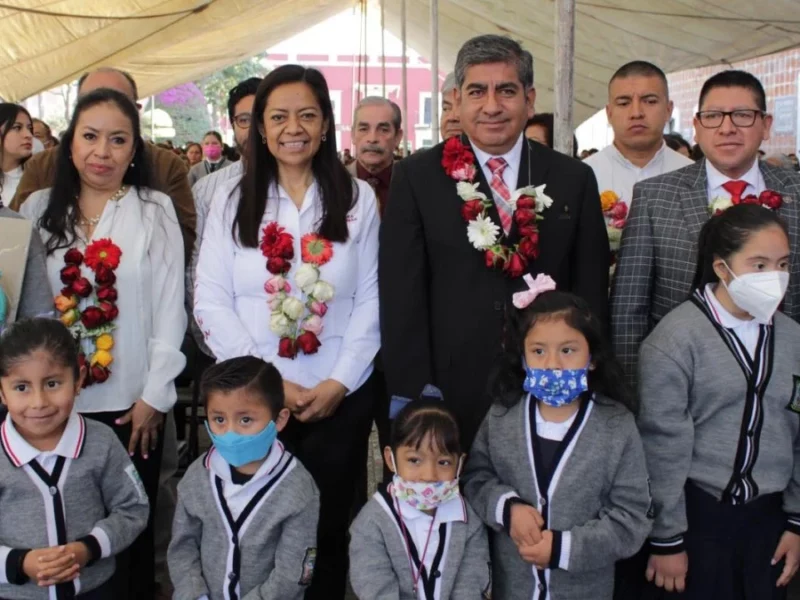 Gobierno de Puebla y el Ayuntamiento de Atlixco entregan material de higiene a escuelas de la región.