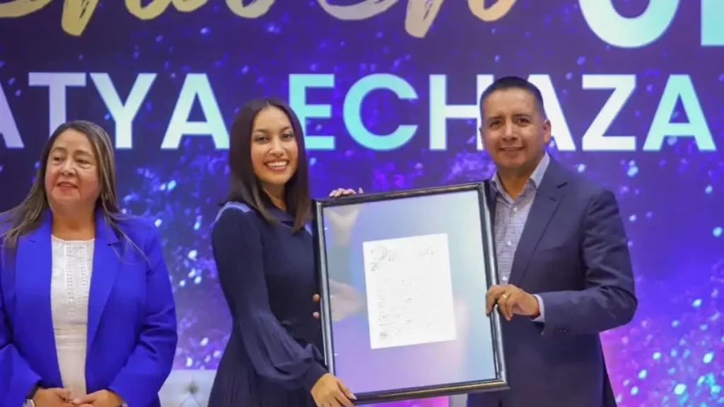 Entrega el Ayuntamiento de San Andrés Cholula Nombramiento de Visitante Distinguida a Katya Echazarreta