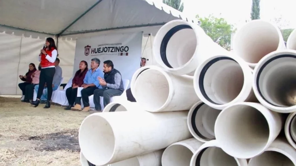 Entrega Angélica Alvarado tubería hidráulica en la colonia Álvaro Obregón de San Miguel Tianguizolco.
