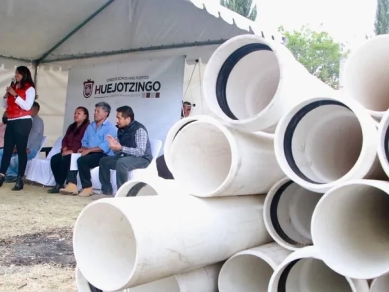 Entrega Angélica Alvarado tubería hidráulica en la colonia Álvaro Obregón de San Miguel Tianguizolco.