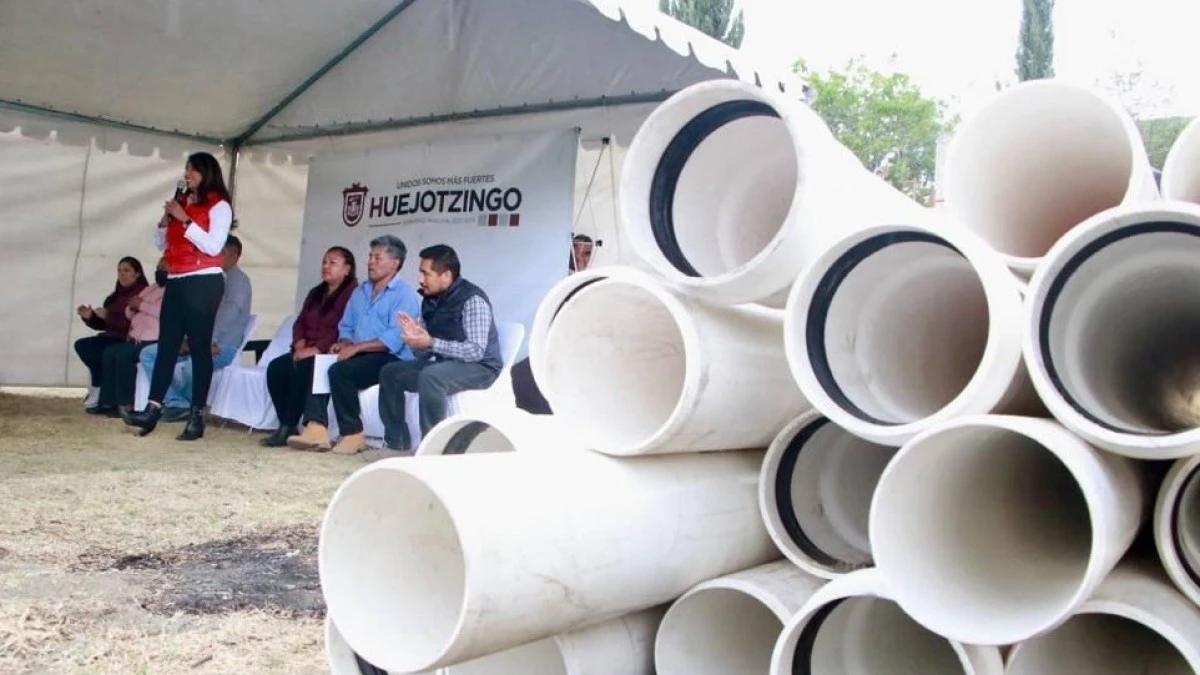 Entrega Angélica Alvarado tubería hidráulica en la colonia Álvaro Obregón de San Miguel Tianguizolco.