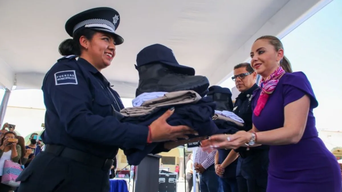 Paola Angon anuncia incremento salarial a policías de San Pedro Cholula.