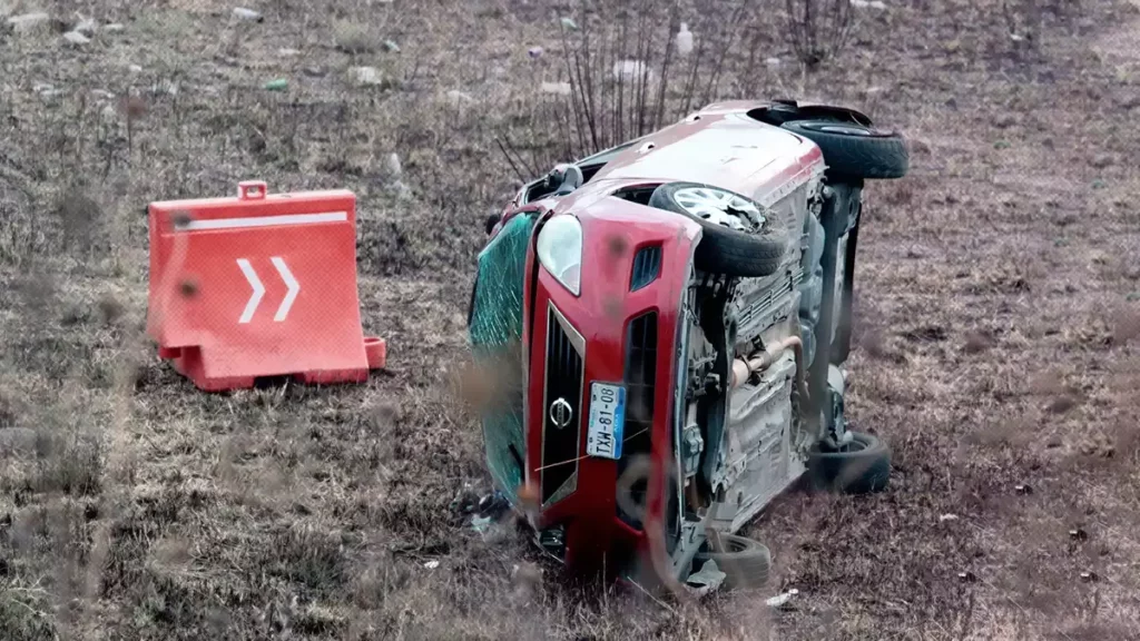 Conductor muere aplastado en volcadura, a la altura del Outlet en Puebla