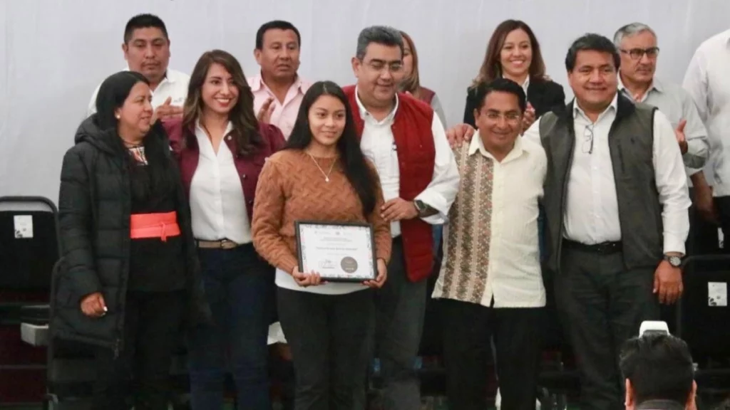 Angélica Alvarado acompaña a Sergio Salomón Céspedes en entrega de apoyos para el campo.