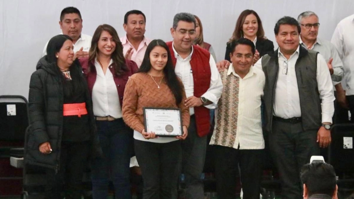 Angélica Alvarado acompaña a Sergio Salomón Céspedes en entrega de apoyos para el campo.