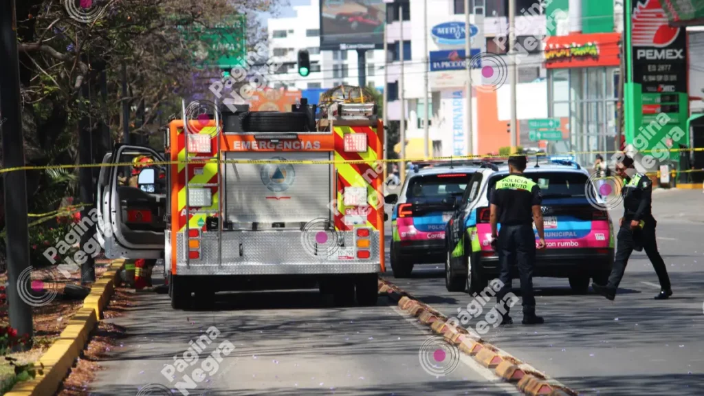 Hombre se cuelga frente al Sanborns del bulevar 5 de Mayo en Puebla