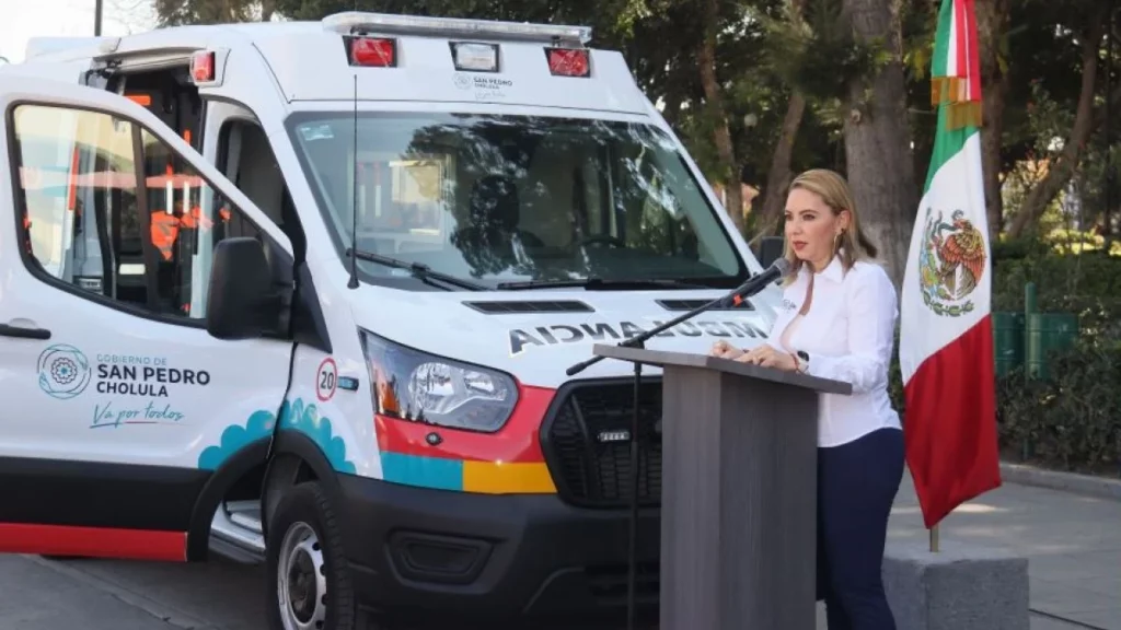 Entrega Paola Angon nueva ambulancia equipada, para tranquilidad de las familias cholultecas.