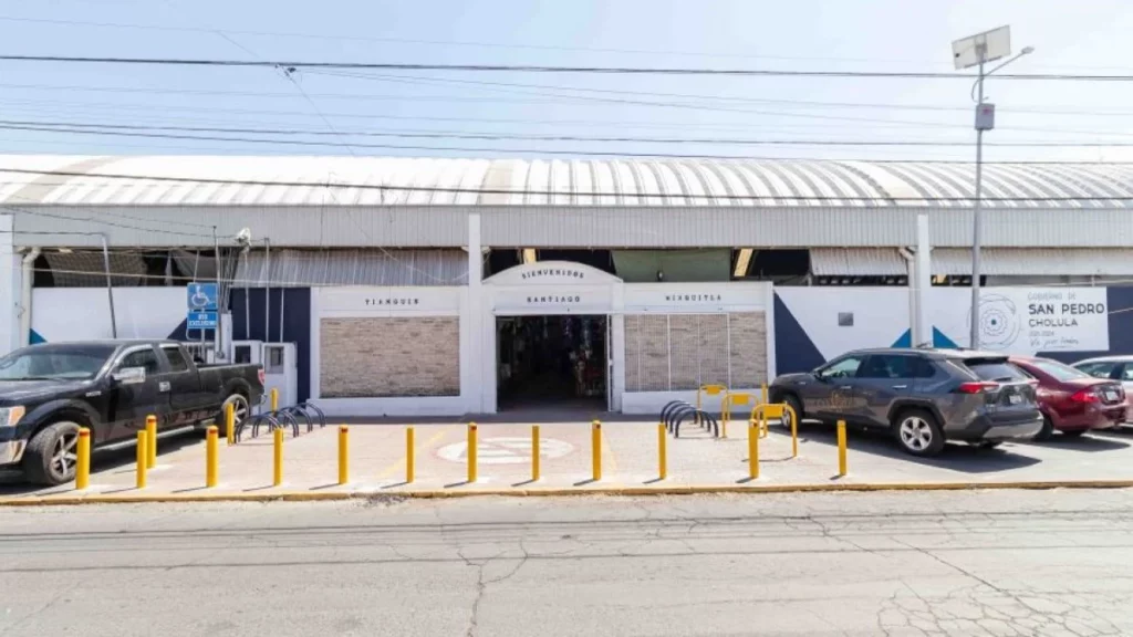 Entrega Paola Angon Silva la rehabilitación del Tianguis Mixquitla.