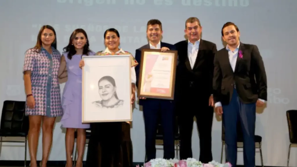 Eufrosina Cruz presenta 'Los Sueños de la Niña de la Montaña' en el Ayuntamiento de Puebla