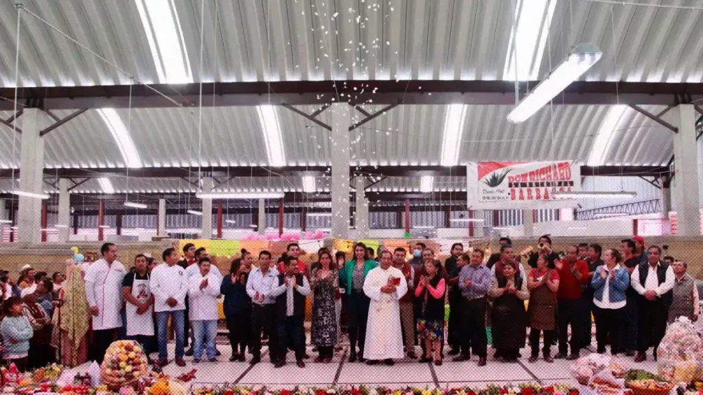 Angélica Alvarado y comerciantes de Huejotzingo, en apertura del mercado Hermanos Serdán.