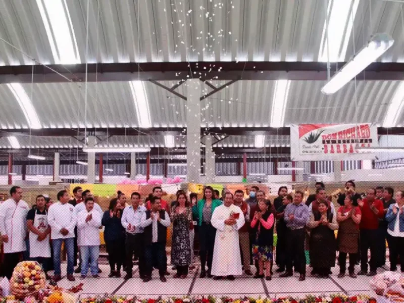 Angélica Alvarado y comerciantes de Huejotzingo, en apertura del mercado Hermanos Serdán.
