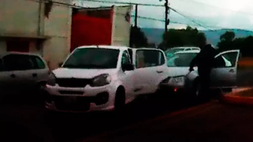 Captan en video robo de auto en Tecamachalco; hay 2 mujeres desaparecidas