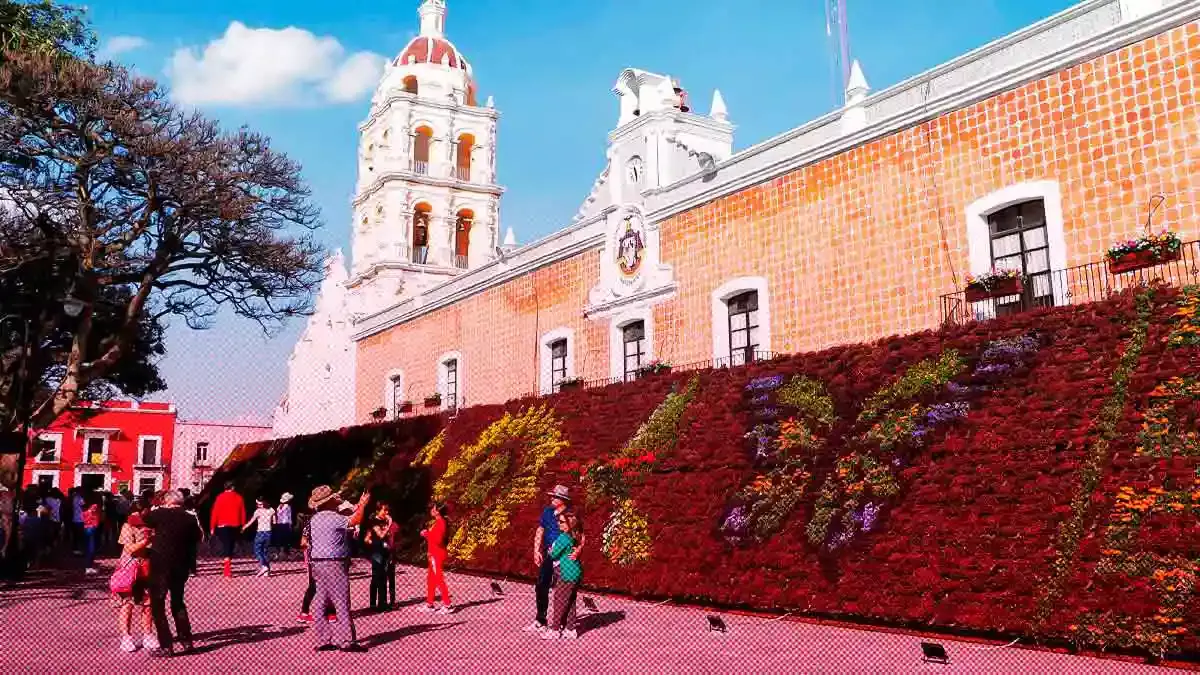 Inauguran mosaico con más de 10 mil flores en Atlixco