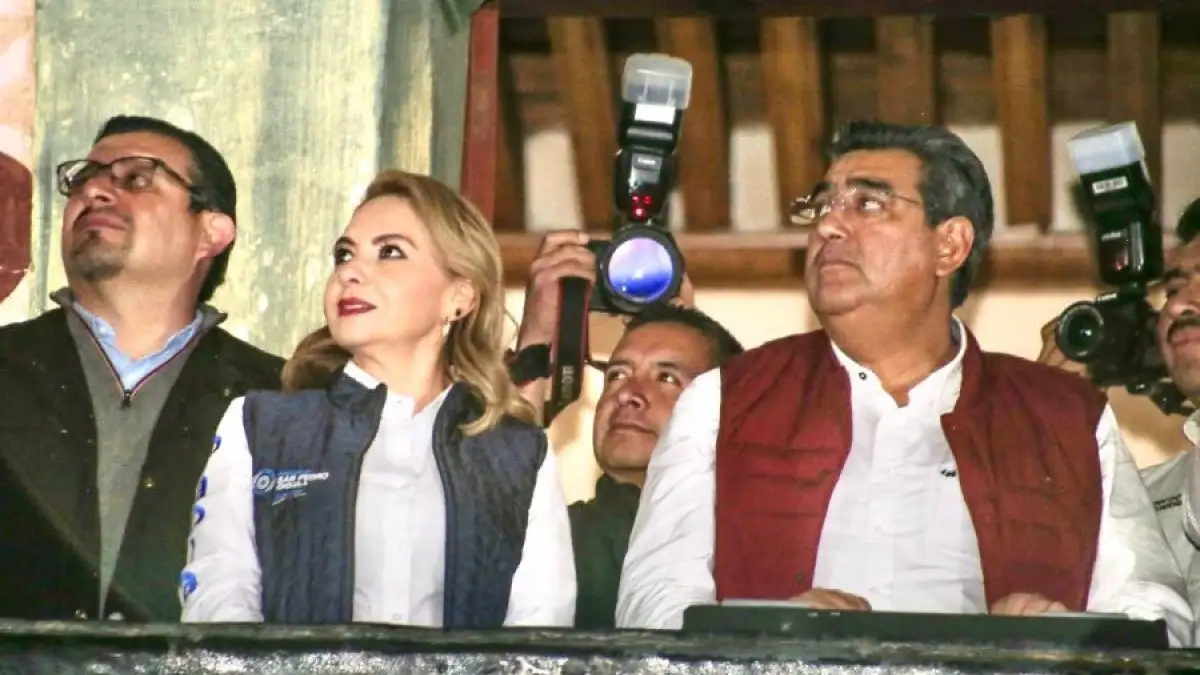 Gobernador y Presidenta Municipal encienden iluminación “Chula mi Cholula en primavera”, en el zócalo.