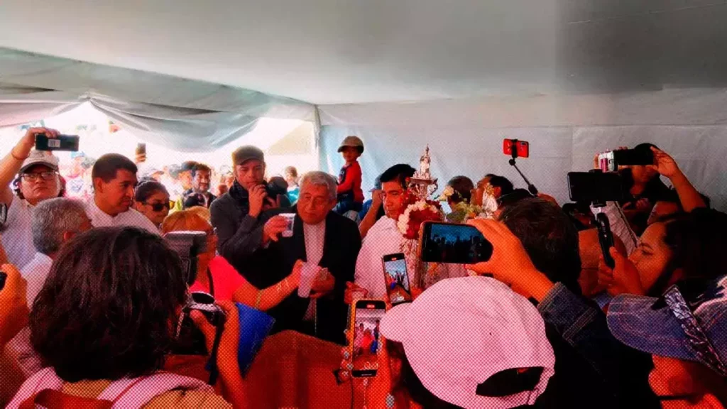 En la Tlahuanca en San Pedro Cholula, mayordomos ofrecen pulque a invitados