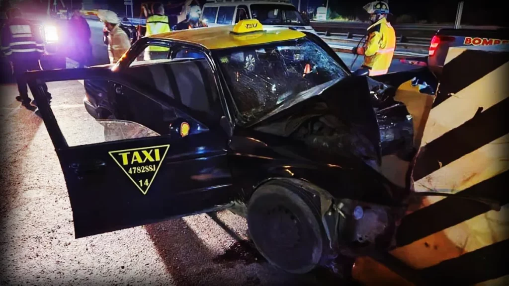 Conductor de un taxi muere al chocar en la autopista México-Puebla.