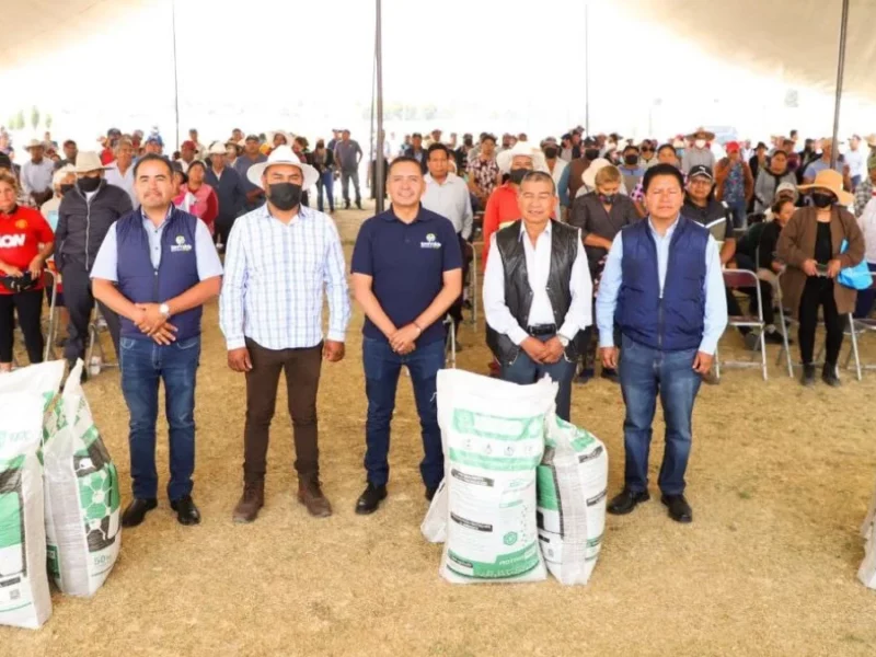 Entregó Mundo Tlatehui 30 toneladas de fertilizante en San Luis Tehuiloyocan.