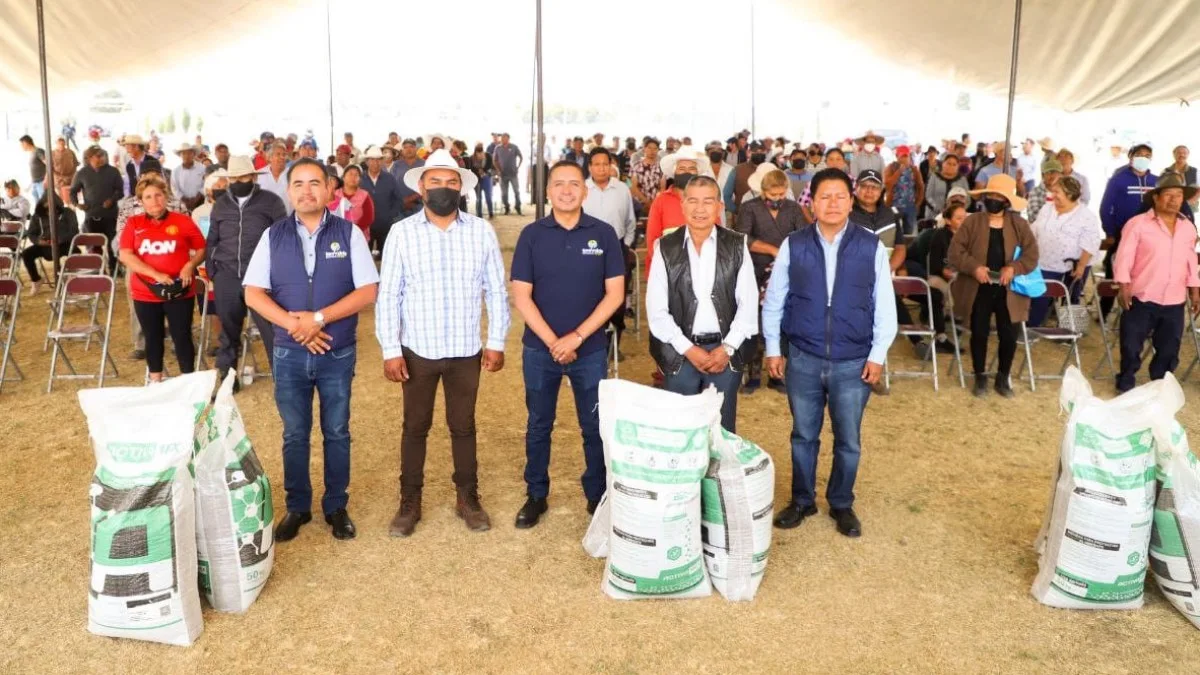 Entregó Mundo Tlatehui 30 toneladas de fertilizante en San Luis Tehuiloyocan.