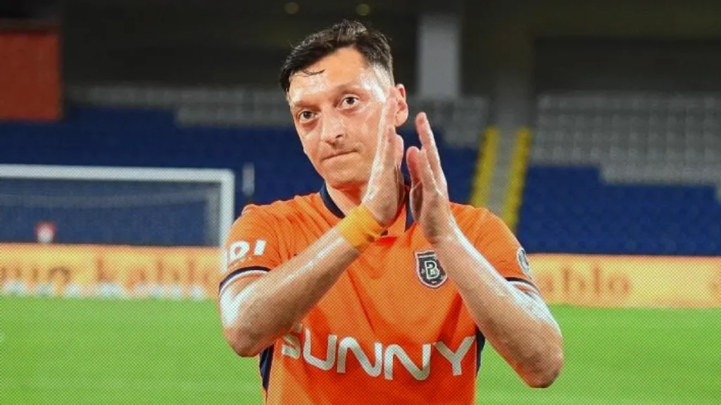 Mesut Özil anunció su retiro del futbol; jugó más de 600 partidos oficiales.