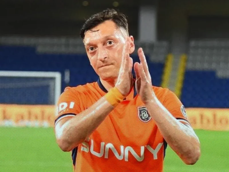 Mesut Özil anunció su retiro del futbol; jugó más de 600 partidos oficiales.