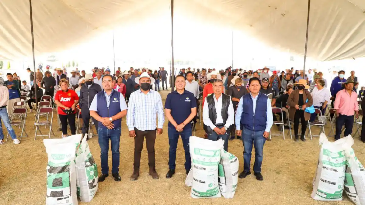 Entregó Mundo Tlatehui 30 toneladas de fertilizante en San Luis Tehuiloyocan
