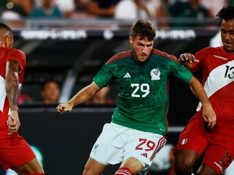 Santiago Giménez se incorpora a la Selección Mexicana en Surinam.