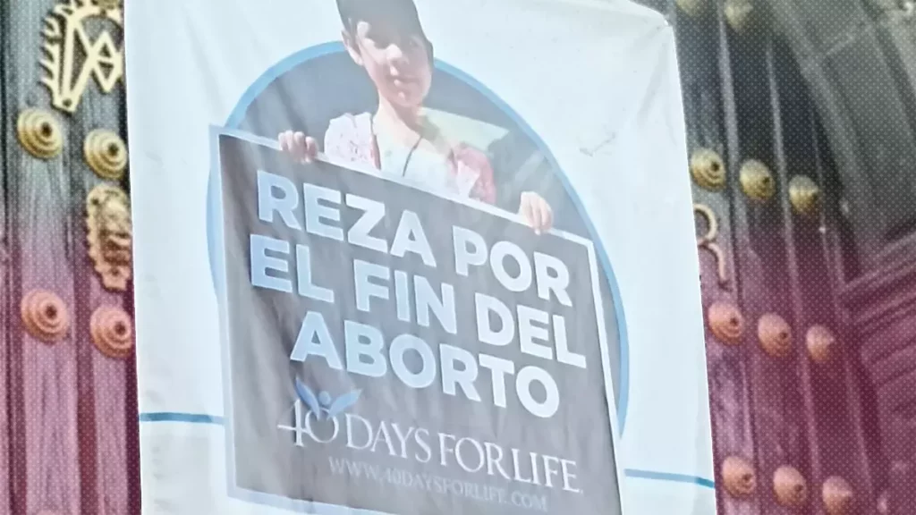 Iglesia católica en Puebla coloca mantas contra la interrupción legal del embarazo