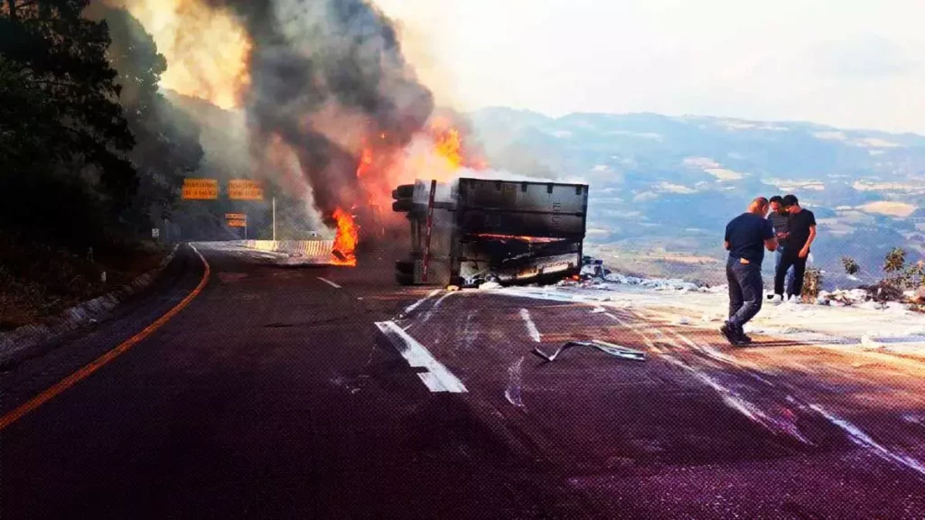 Trailero resulta herido tras incendio de su camión en la autopista Puebla- Veracruz
