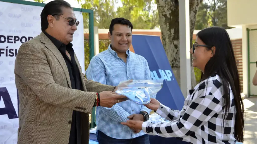 Entrega BUAP uniformes al equipo de lacrosse