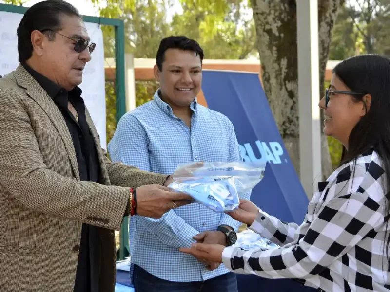Entrega BUAP uniformes al equipo de lacrosse