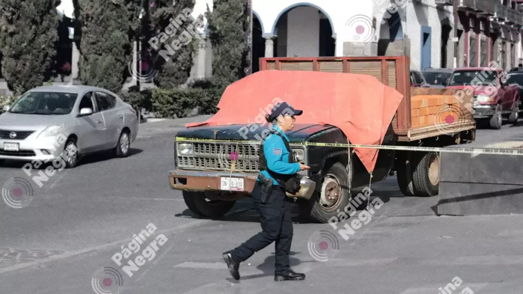 Muere hombre infartado, dentro de una camioneta, en el Centro Histórico de Puebla