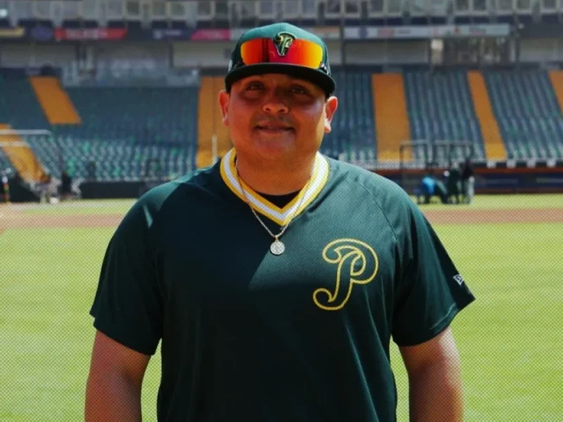 Javier Solano, nuevo pitcher abridor, reporta con los Pericos de Puebla.