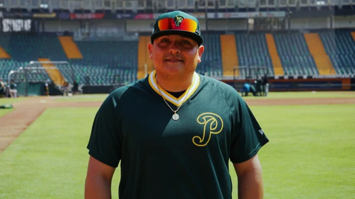 Javier Solano, nuevo pitcher abridor, reporta con los Pericos de Puebla.
