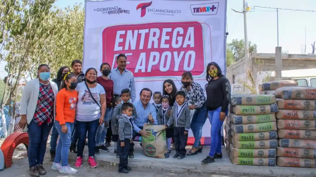 Nacho Mier entrega de material para construcción en preescolar de Jalacingo, San Mateo Tlaixpan