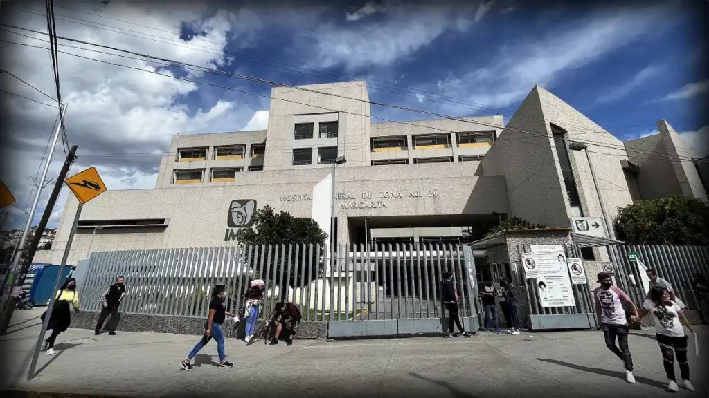 En el suelo, así duermen los pacientes en Urgencias del IMSS La Margarita.
