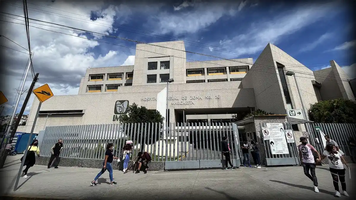 En el suelo, así duermen los pacientes en Urgencias del IMSS La Margarita.