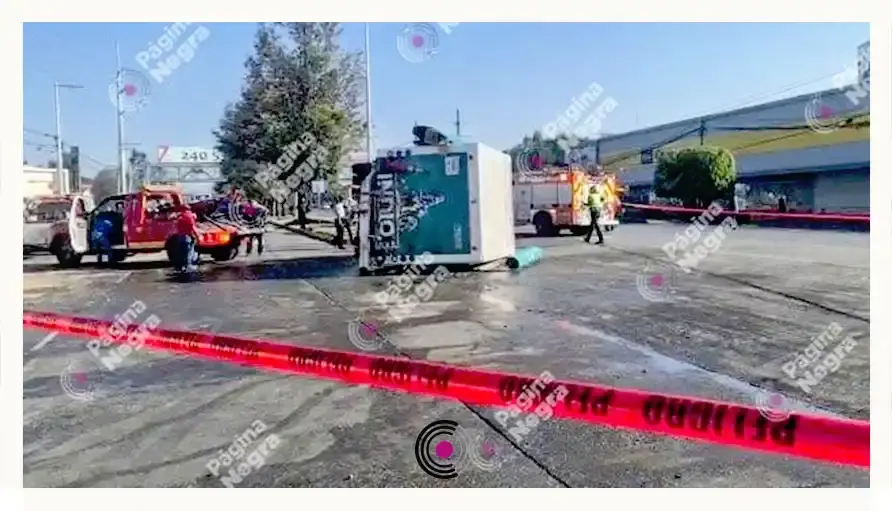 Volcaduras de dos vehículos provocan caos en hora pico en Puebla.