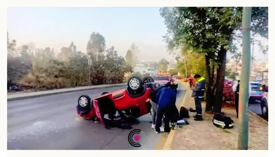 Volcaduras de dos vehículos provocan caos en hora pico en Puebla.