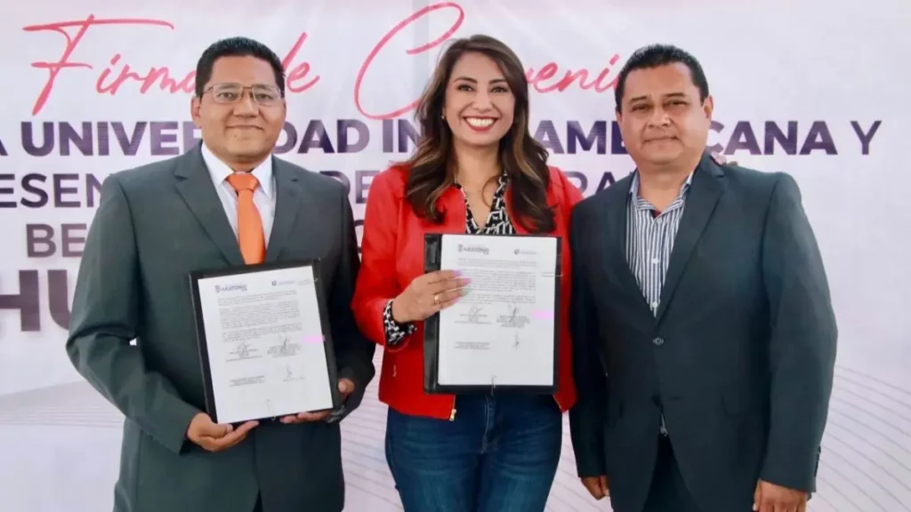 Angélica Alvarado y Universidad Interamericana firman convenio de colaboración para becar a jóvenes de Huejotzingo.
