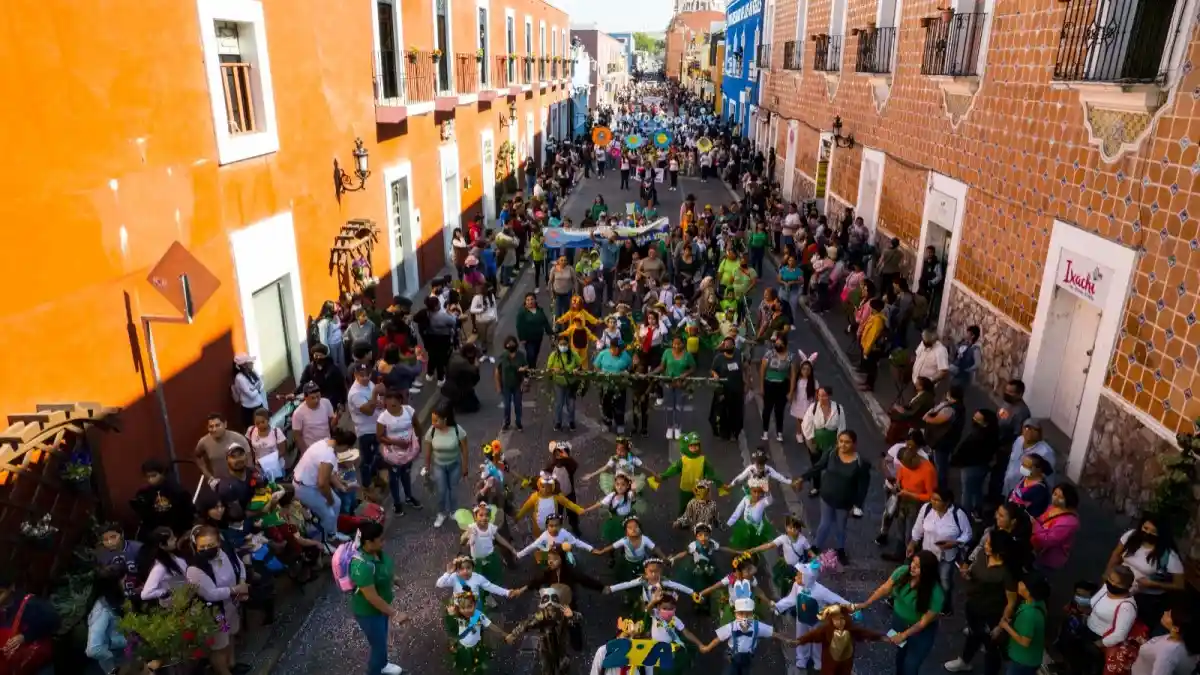 Más de 2 mil participantes desfilan para recibir a la primavera en Atlixco.