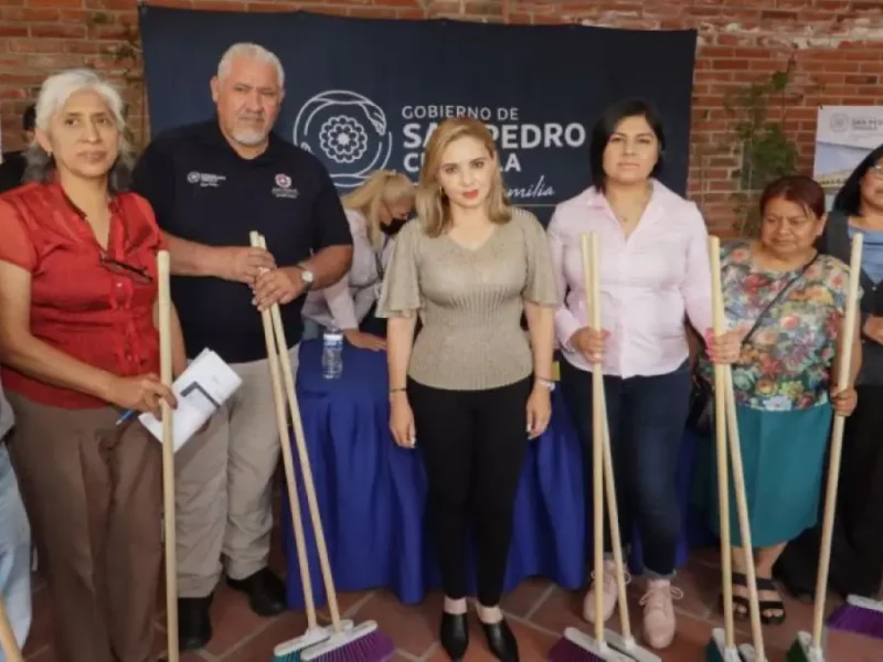 Paola Angon arranca programa “Barremos Chula mi Cholula”, junto a vecinos de La Magdalena.