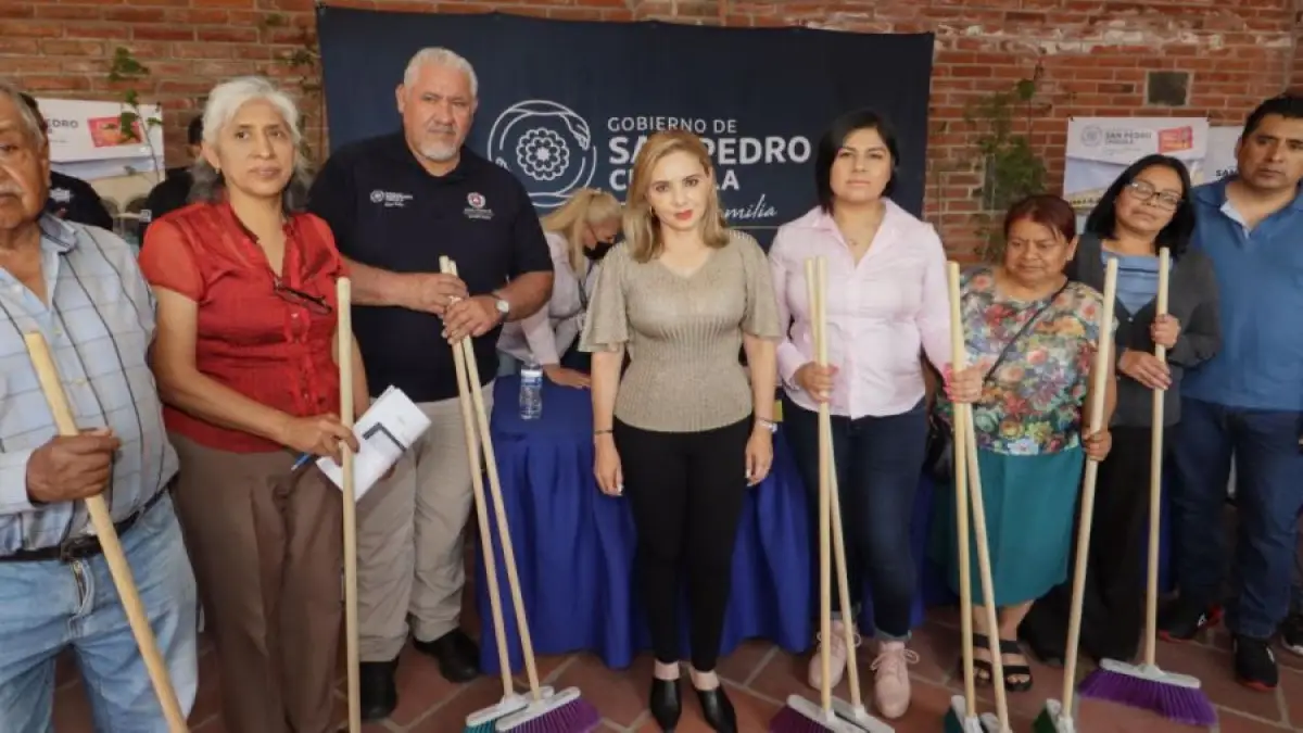Paola Angon arranca programa “Barremos Chula mi Cholula”, junto a vecinos de La Magdalena.