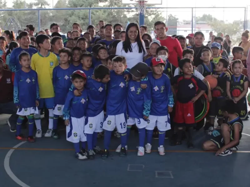 Ariadna Ayala entrega material y equipo a Centros de Iniciación Deportiva de Atlixco.