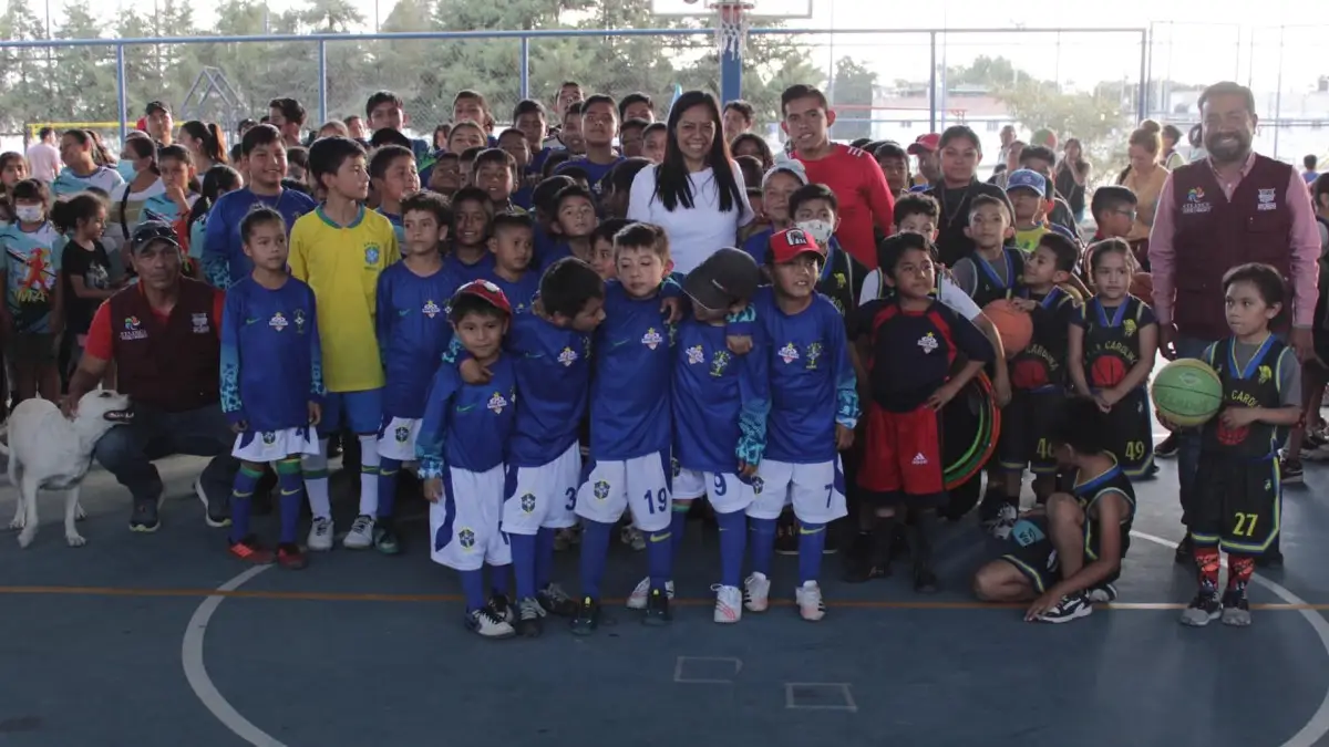 Ariadna Ayala entrega material y equipo a Centros de Iniciación Deportiva de Atlixco.