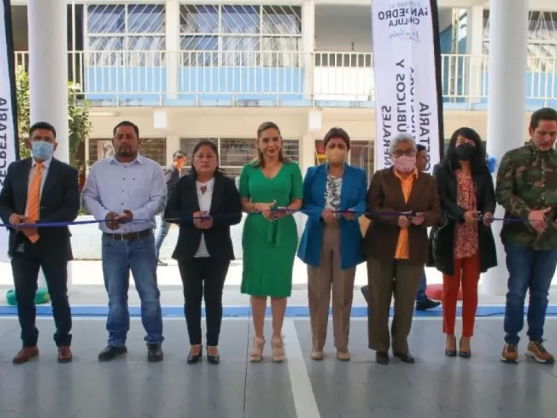 Paola Angon entrega cancha de usos múltiples y techado en primaria de Acuexcomac.