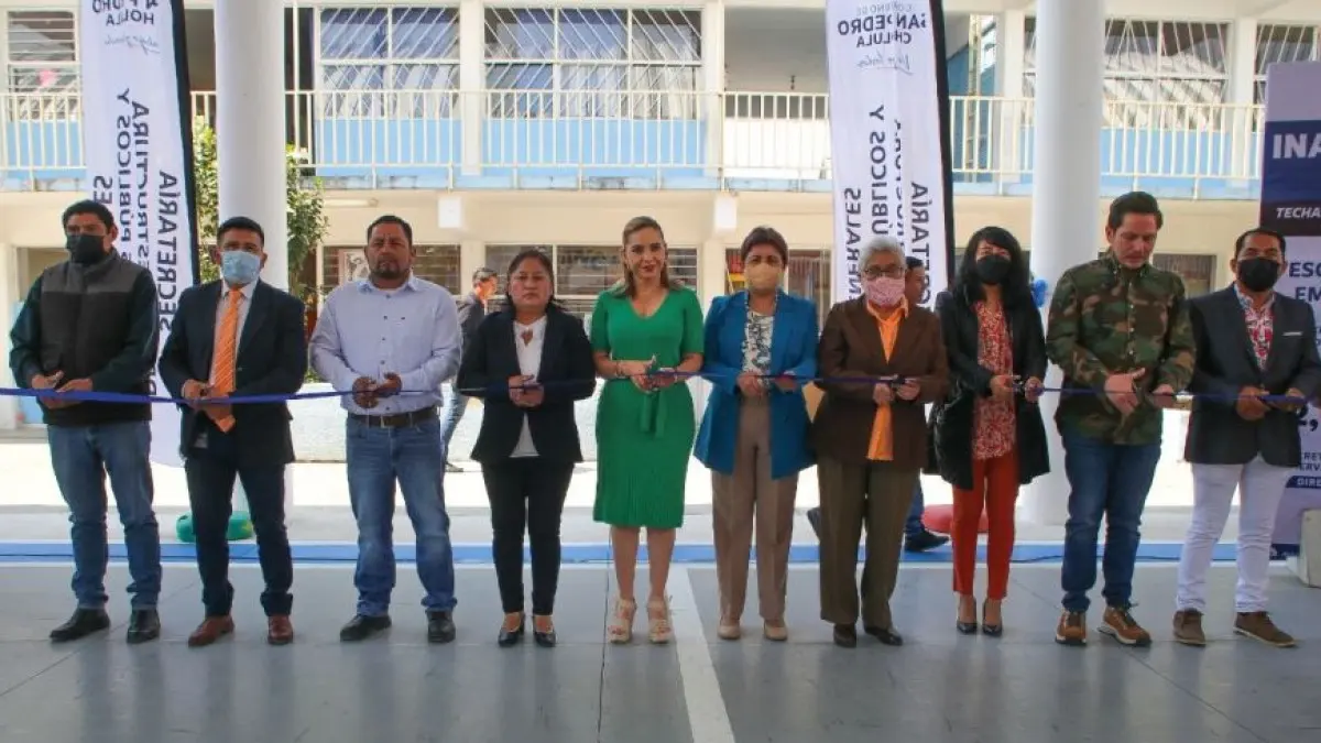 Paola Angon entrega cancha de usos múltiples y techado en primaria de Acuexcomac.