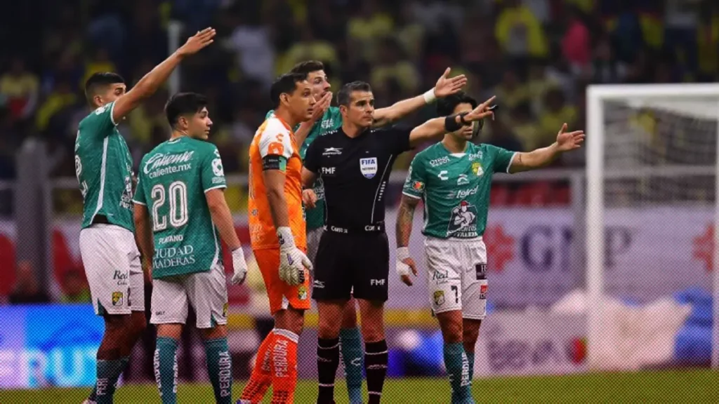 Árbitro propina rodillazo a jugador de León en el empate con América.